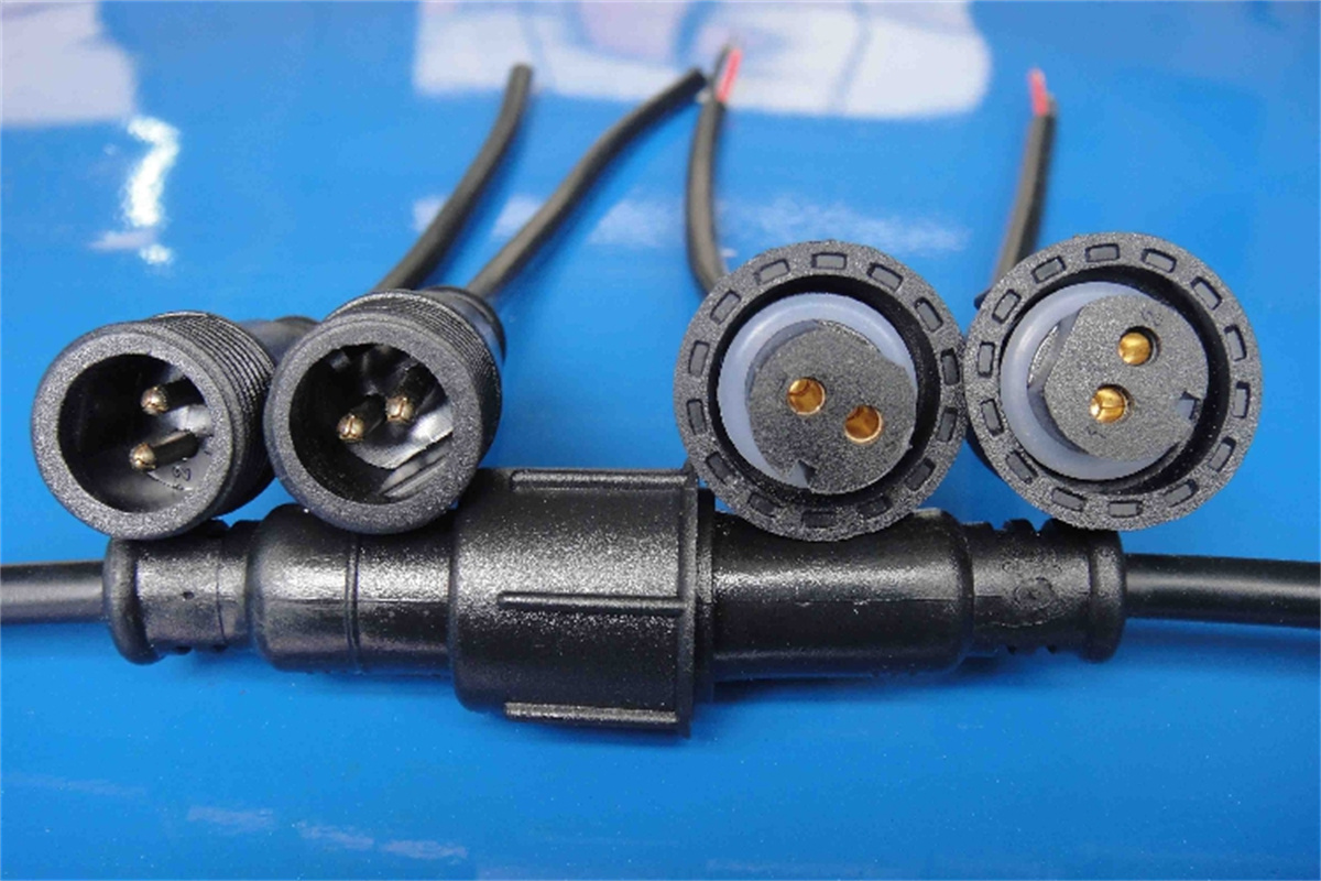 Qual fabricante de plug à prova d'água é o mais acessível